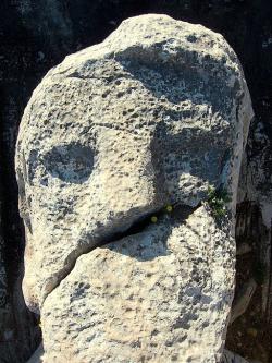 Pokus o pohled do Dionýsova obličeje, byť zatím jen nahrubo narýsovaného a pak ohlodaného zubem času. Kredit: Zde, Wikimedia Commons. Licence CC 4.0.