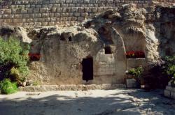 Tzv. zahradní hrobka v Jeruzalémě, 8. až 7. století před n. l., ale mohla být sekundárně použita. Kredit: Phillip Benshmuel, Wikimedia Commons.