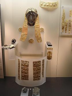 Apollón, torzo kultovní sochy. Slonovina, zlato a zlacený stříbrný plech. Nalezeno v Delfách, iónská práce, kolem 550 před n. l. Archeologické muzeum v Delfách. Kredit: Ricardo André Frantz, Wikimedia Commons. Licence CC 3.0.