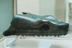 Fragment hadí hlavy z hadího sloupu v Delfách, bronz. Archeologické muzeum v Istanbulu, 18 M. Kredit: Eric Gaba (Sting), Wikimedia Commons. Licence CC 4.0.