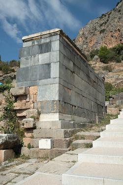 Oltář před Apollónovým chrámem v Delfách. Dar ostrova Chiu v 5. století před n. l. V archaické době byl oltář menší. Kredit: Zde, Wikimedia Commons. Licence CC 4.0.