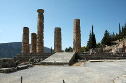 Apollónův chrám v Delfách, východní průčelí, přístup, 369 až 330 před n. l. Kredit: Zde, Wikimedia Commons. Licence CC 4.0.