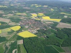 Obec Schandelah v blízkosti Braunschweig, Dolní Sasko. V blízkém okolí lze nalézt fosilie pravěkých můr. A nejen jich.