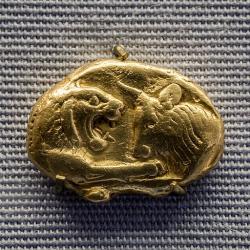 Lýdská mince za vlády krále Kroisa, 560-546 před n. l. Staatliche Münzsammlung München. Kredit: ArchaiOptix, Wikimedia Commons. Licence CC 4.0.