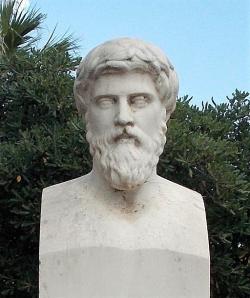 Plútarchova novodobá busta v rodné Chaironei, podle sochy z římské doby nalezené v Delfách. Kredit: Odysses, Wikimedia Commons. Licence CC 4.0.