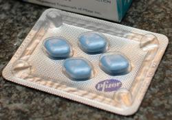 Modrá viagra pro muže, vlastním jménem sidenafil, mužům sex vylepšuje už od roku 1998.  (Kredit: Wikipedia)