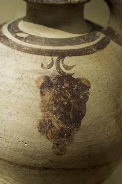 Džbán z Akrotiri na Théře s namalovaným hroznem, 17. (podle popisky 16.) století před n. l. Národní archeologické muzeum v Athénách, N 623. Kredit: Zde, Wikimedia Commons