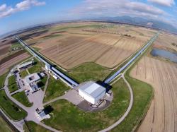 Do pozorování kolizí černých děr pomocí gravitačních vln se zapojil i detektor VIRGO (zdroj LIGO/VIRGO).