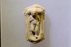 Chrastítko tvaru dětského lůžka s miminkem, 3. st. před n. l. Muzeum kykladského umění v Athénách, Ch. Pollitis Coll. 124. Kredit: Zde, Wikimedia Commons. Licence CC 4.0.