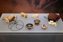 Hračky. Atické figurky zvířat, malé keramické nádoby a hrací kostky, 550-500 před n. l. Muzeum kykladského umění v Athénách, Ch. Pollitis Coll. 124. Kredit: Zde, Wikimedia Commons. Licence CC 4.0.