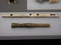 Flétny, prý dětské. Archeologické muzeum v Korintu. Materiál bohužel není popsán. Kredit: Zde, Wikimedia Commons. Licence CC 4.0.