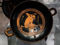 Kovář při práci. Atický červenofigurový kylix, 510 až 500 před n. l. Altes Museum Berlin. Kredit: ArchaiOptix, Wikimedia Commons. Licence CC 4.0.
