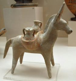 Osel nese náklad v nádobách, asi kolem 500 před n. l. Archeologické muzeum na Rhodu. Kredit: sailko, Wikimedia Commons. Licence CC 3.0.