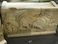 Muž odtahuje sele od svině. Oltář z řecké Sicílie, 570-560 před n. l. Archeologické muzeum v Syrakusách. Kredit: Zde, Wikimedia Commons. Licence CC 4.0.
