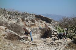 Oprava zídky technologií starou řadu tisíciletí. Kamenické práce v Asfodelitis na Amorgu, Kyklady, 2018. Kredit: Zde, Wikimedia Commons. Licence CC 4.0.