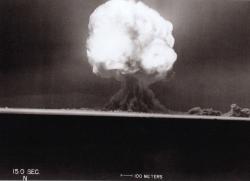Exploze jaderné bomby během testu Trinity (zdroj Atomic Heretige Foundation).