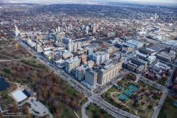 Washington University School of Medicine, mateřské pracoviště F. Guliaka je součástí centra zdravotnických institucí a v městě St. Louis zabírá celou oblast metropole v popředí. (Kredit: WUSM)