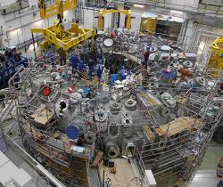Stellarator Wendelstein 7-X (2011). Kredit: Max-Planck-Institut für Plasmaphysik, Tino Schulz, Wikimedia Commons, CC BY-SA 4.0.