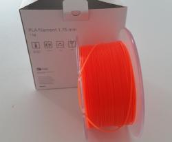 Ukázka PLA filament. Laktidové filamenty i ty v textiliích, mají lepší odolnost proti slunečnímu záření než mnohé z široce používaných polyesterů. V běžném prostředí PLA plně biologicky odbouratelné nejsou. Zahrádkářský kompost, zakopání v zemi ani vystavení slunci jsou na ně krátké. Degradaci zvládne až průmyslové kompostování spolu s vystavením teplotě nad 60 °C, respektive enzymatická hydrolýza. Foto: RaquelRendo, CC BY-SA 4.0