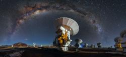 Soustava radioteleskopů ALMA. Kredit: A. Duro/ESO.