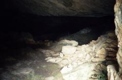 Jeskyně Zás na Naxu, z okolí vchodu. Kredit: Zde, Wikimedia Commons. Licence CC 3.0.