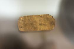 Zlatý plíšek s dírkami, nalezený v jeskyni Zás na Naxu, pozdní neolit, 5300/4300 až 3200 před n. l. Kredit: Zde, Wikimedia Commons. Licence CC 4.0.