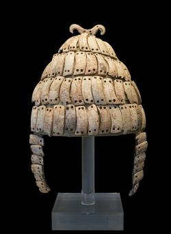 Přilba z kančích klů. Mykény, 14. nebo 13. století před n. l. Národní archeologické muzeum v Athénách, 6588. Kredit: Jebulon, Wikimedia Commons. Licence CC.