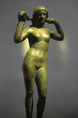 Bronzová soška Afrodíty anadyomené, vysoká 24 cm, z 2. nebo 3. století n. l. Musée Royal de Mariemont, Belgie, MAR-MRM-GR-B-515. Kredit: Romaine, Wikimedia Commons. Licence CC 4.0.