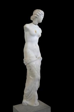 Velká Afrodíté ze Rhodu. Pozdně helénistická mramorová socha. Originál: Archeologické muzeum na Rhodu, 13634. Kredit: Jebulon, Wikimedia Commons. Licence CC 1.0.
