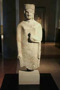 Afrodíté, Velká bohyně z Kypru. Idalion na Kypru, 450-425 před n. l. Neues Museum Berlin, ANT TC 6682,22a. Kredit: Ophelia2, Wikimedia Commons. Public domain.