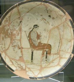 Afrodíté na trůnu, nad ní létají Eróti. Atický malíř Lyandros, 470-460 před n. l. Národní archeologické muzeum ve Florencii. Kredit: sailko, Wikimedia Commons. Licence CC 3.0.