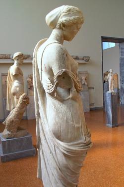 Římská kopie sochy Afrodity „se zbraněmi“ (držela meč) nalezená v Epidauru. Parský mramor, 1. století n. l. Originál: Polykleitova škola, možná Polykleitos Mladší, asi kolem roku 400 před n. l. Národní archeologické muzeum v Athénách, 262. Kredit: Marsyas, Wikimedia Commons. Licence CC 2.5.