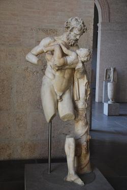 Silén chová malého Dionýsa. Jedna z replik Lysippovy sochy z let 310 až 300 před n. l. Glyptotéka v Mnichově, GL 238. Kredit: Marcus Cyron, Wikimedia Commons. Licence CC 3.0.