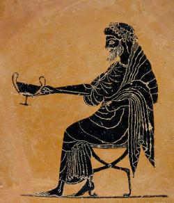 Sedící Dionýsos drží kantharos. Černofigurová malba na vnitřní ploše atického talíře, 520 až 500 před n. l. British Museum GR 1837.6-9.31 (Cat. Vases B 589). Kredit: Jastrow, Wikimedia Commons. Public domain.