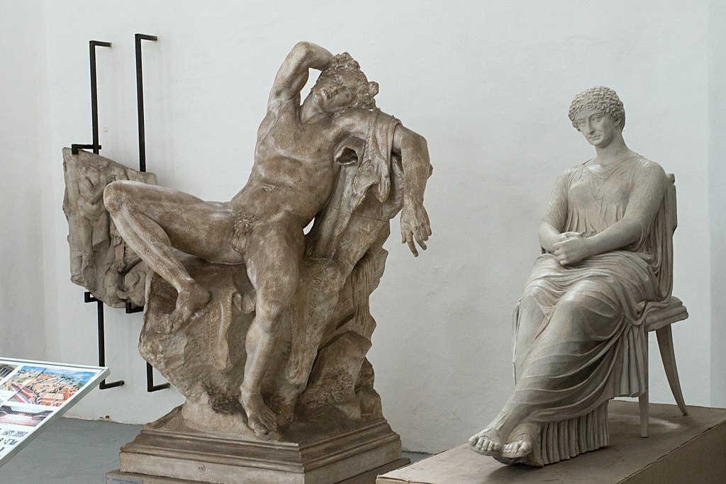 Vlevo Opilý satyr zvaný Barberini, Inv. č. 736, zachovala se jen římská kopie originálu z 3. století před n. l., kterou vystavuje Glyptotéka v Mnichově. Vpravo Sedící žena, tzv. Agrippina, Inv. č. 789, originál je římský mramor z 1. století n. l. v M