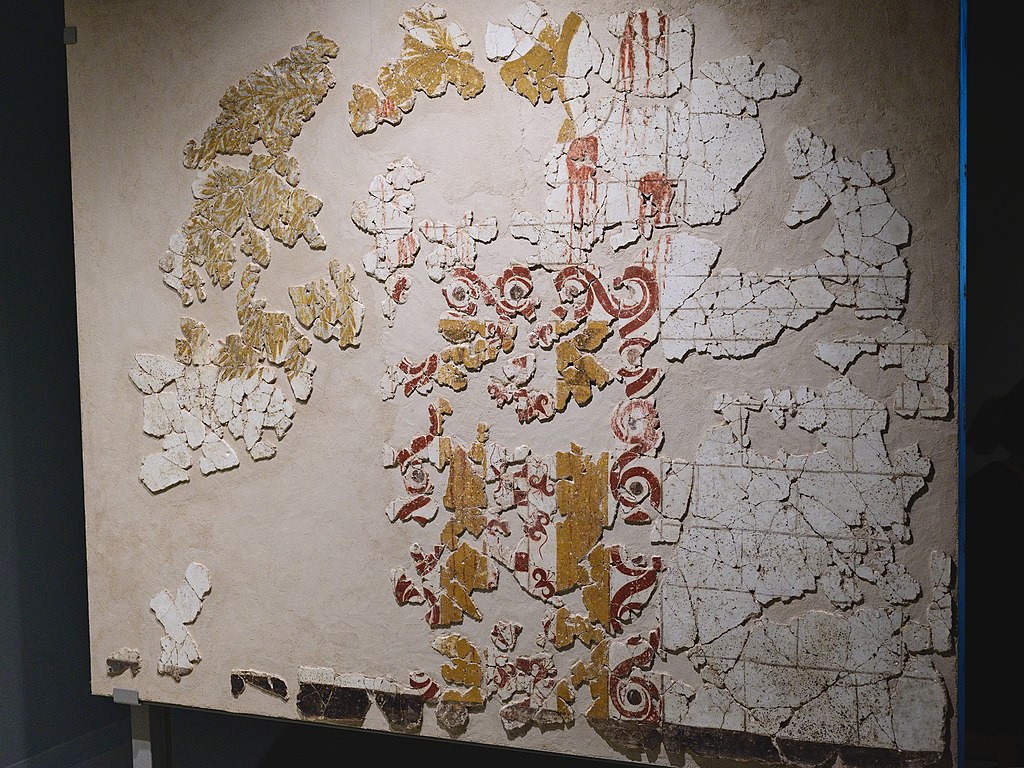 Freska na pravé stěně téže místnosti. Stopy oběti. Kredit: Zde, Wikimedia Commons. Licence CC 4.0.