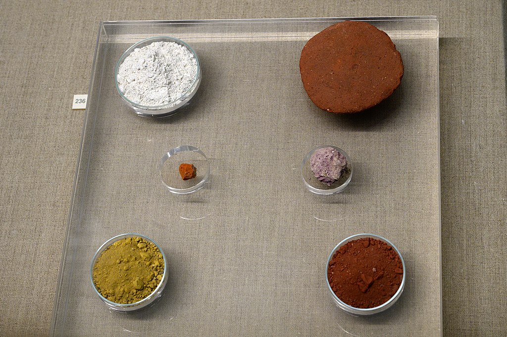 Vápno (vlevo nahoře) a pigmenty, především okr a hematit. Akrotiri, 17. století před n. l. Prehistoric Museum of Thira, inv. č. 3898, 8369. Kredit: Zde, Wikimedia Commons. Licence CC 4.0.
