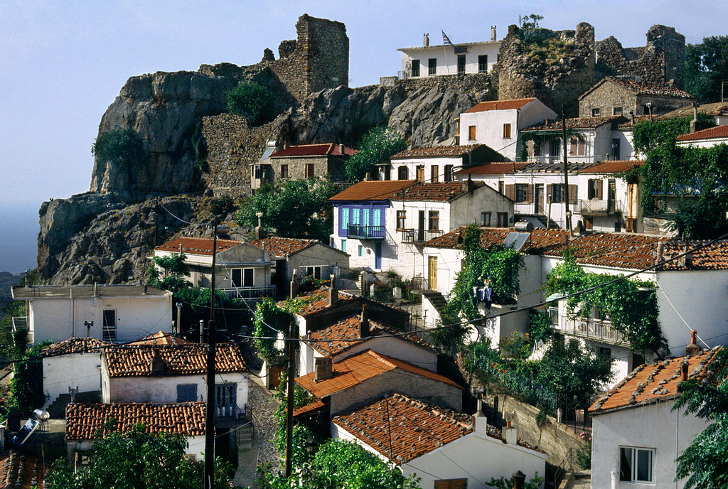 Chóra ostrova Samothráké a její Kastro, roku 2002. Kredit: Ggia, Wikimedia Commons. Licence CC 3.0.