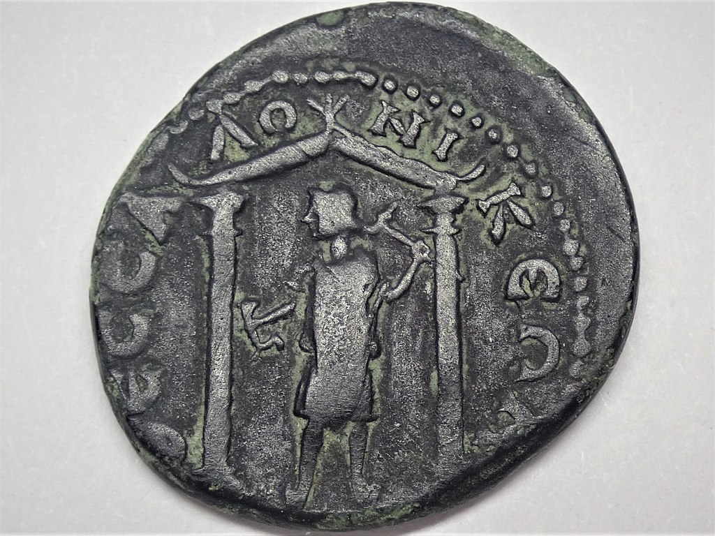 Bronzová mince z Thessaloniky. Kabeiros s kladivem stojí před svým chrámem, BMC 5,120,94. Kredit: HJunghans, Wikimedia Commons. Licence CC 4.0.