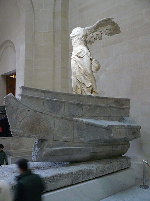 Níké Samothrácká. Scelené fragmenty velké sochy z helénistické doby. Parský mramor, výška 245 cm, 200-175 před n. l. Louvre, Ma 2369. Kredit: Lyoko?88, Wikimedia Commons. Licence CC 4.0.