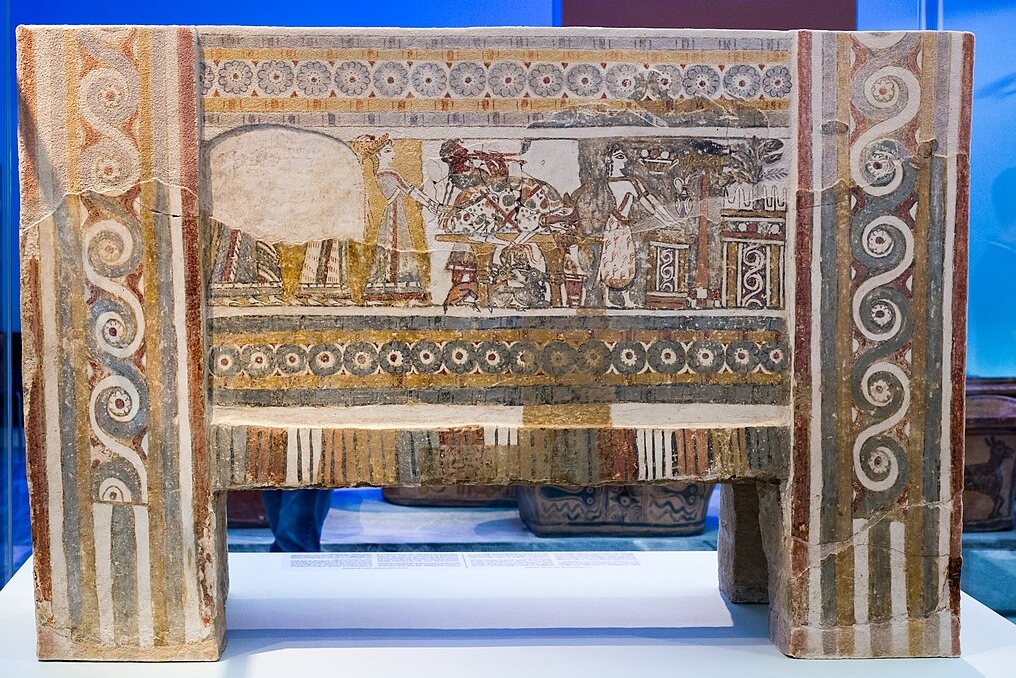 Sarkofág z Agia Triady, první (asi severní) strana. Délka 137,5 cm, výška 91 cm, šířka 45 cm. Kredit: ArchaiOptix, Wikimedia Commons. Licence CC 4.0.