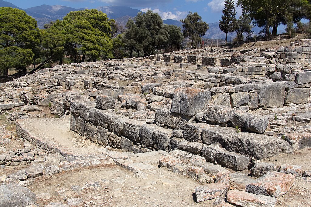 Archeologický areál v Agia Triadě, pohled směrem k agoře z konce minojské doby. Kredit: Zde, Wikimedia Commons. Licence CC 4.0.