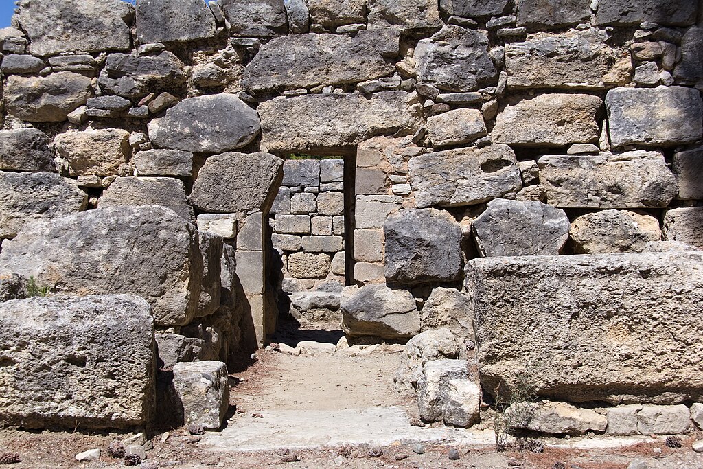 Archeologický areál v Agia Triadě na Krétě. Průchod tam je nízký, zato bytelný. Kredit: Zde, Wikimedia Commons. Licence CC 4.0.