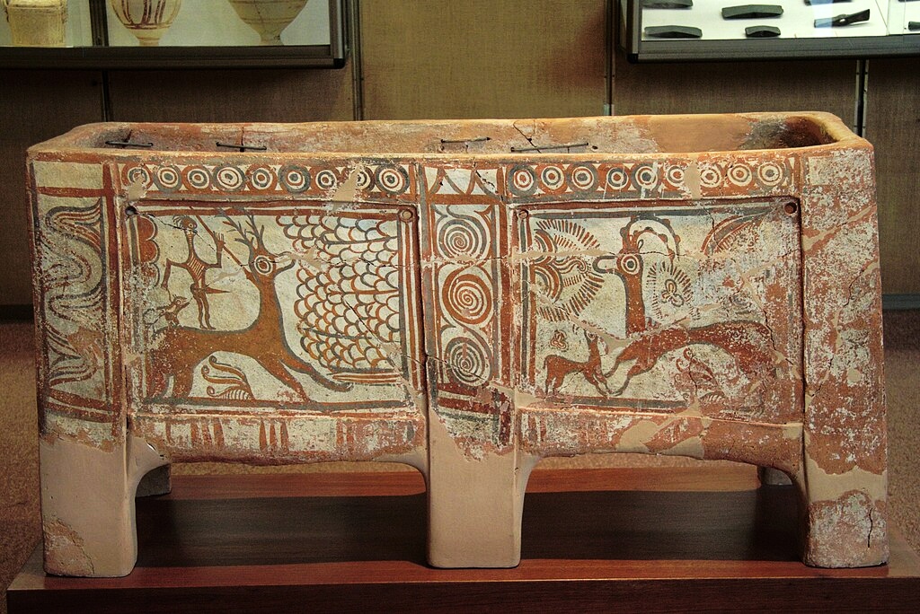 Raně minojský larnax, lov jelena a kozorožec. Archeologické museum v Rethymnu. Kredit: Zde, Wikimedia Commons. Licence CC 4.0.