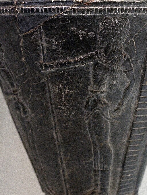 Detail prince na poháru s reliéfem. Hadec (serpentinit), výška poháru 11,5 cm, průměr okraje 9,9 cm. Z vily v Aagia Triadě, ale výroba asi v Knóssu. Archeologické muzeum v Irakliu, 341. Kredit: Zde, Wikimedia Commons. Licence CC 4.0.