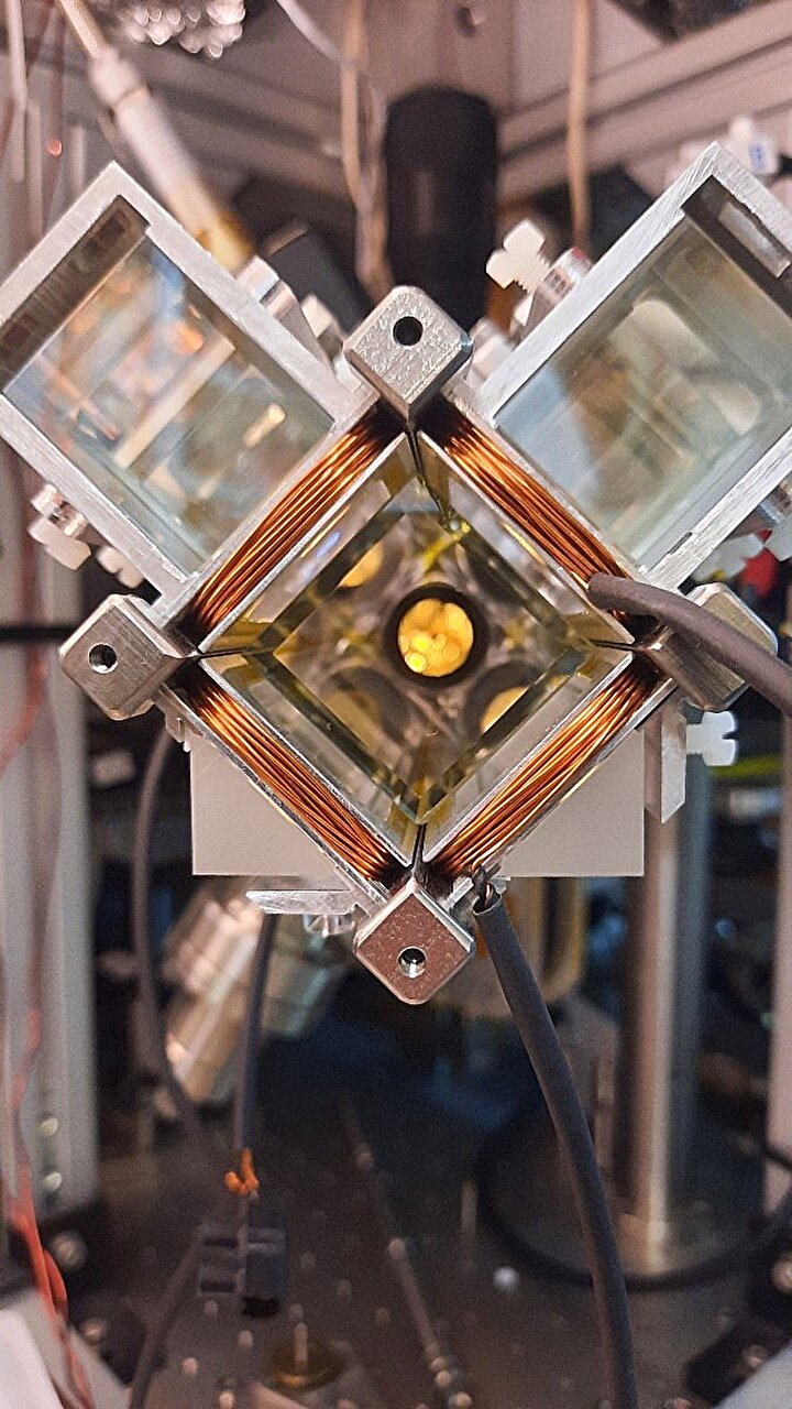 Experiment na pomezí kvantové mechaniky a relativity. Kredit: Or Dobkowski.