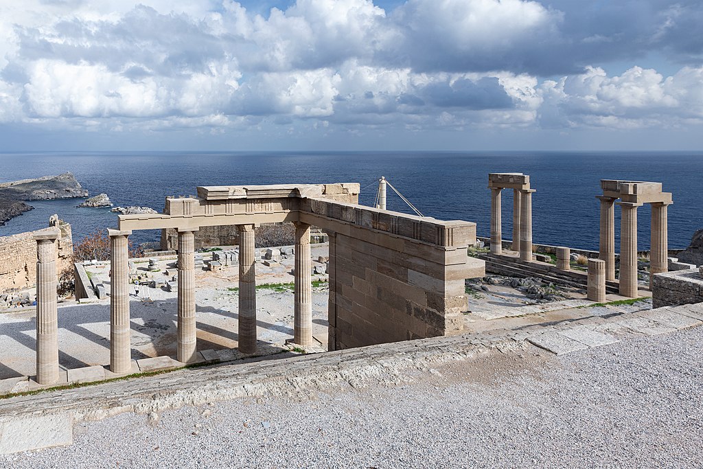 Akropole Lindu na ostrově Rhodu střeží přístup k Levantskému moři. V době vlády Kleobúla však vypadala jinak, dnes viditelné stavby jsou až z helénistické doby. Kredit: Manfred Werner, Wikimedia Commons. Licence CC 4.0.