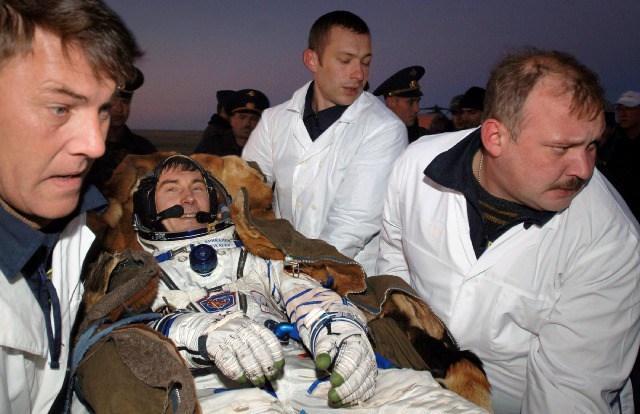 JednĂ­m z pĹ™ebornĂ­kĹŻ na pobyt mimo naĹˇi matiÄŤku Zemi je ruskĂ˝ kosmonaut Sergej Krikaljov. Nebyl â€ždomaâ€ś celkem 803 dnĂ­. Rekordu dosĂˇhl postupnÄ› v lodĂ­ch Sojuz, na americkĂ©m raketoplĂˇnu, na stanicĂ­ch Mir a ISS.  Na obrĂˇzku je po jednĂ