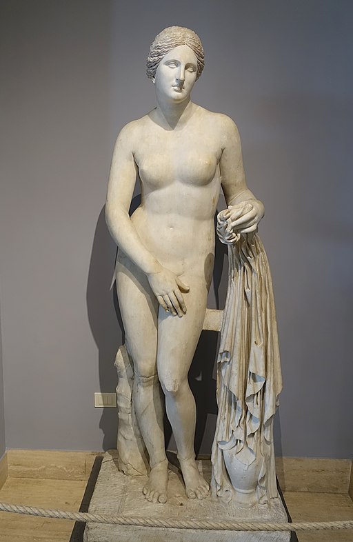 Afrodíté z Knidu, římská kopie. Vatikánská muzea. Kredit: Praxitelés via Daderot, Wikimedia Commons.