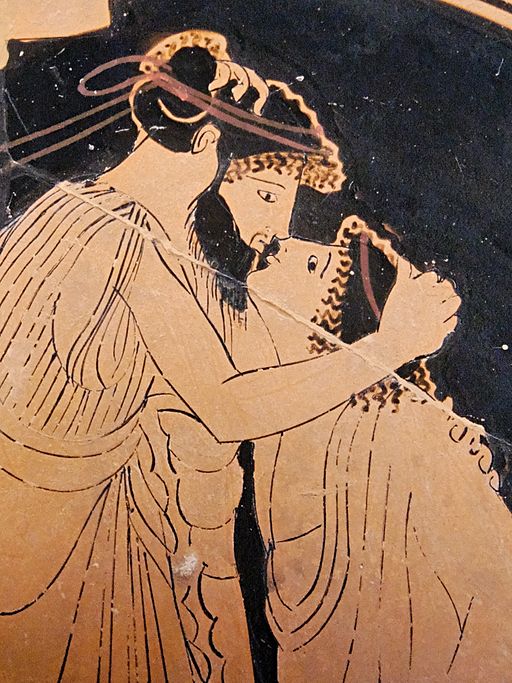 Muž líbá chlapce, podle popisu ovšem v rámci pederastie, ne homosexuality, 480 př. n. l. Louvre. Kredit: Kiss Briseis Painter via Marie-Lan Nguyen, Wikimedia Commons.